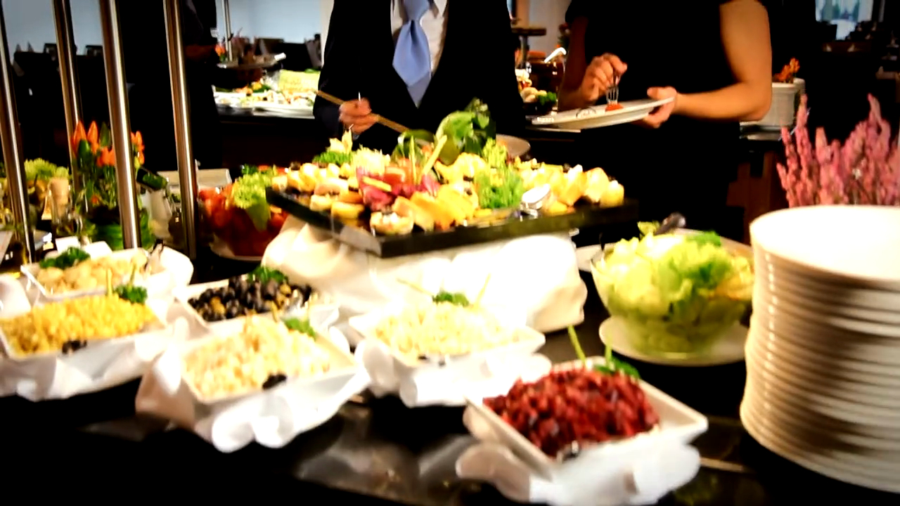 Film MICE dla hotelu – produkcja filmowa | filmyreklamowe.com 2 Bufet szwedzki w pięcigwiazdkowym hotelu w Kołobrzegu – catering konferencyjny, obfita oferta gastronomiczna na event MICE