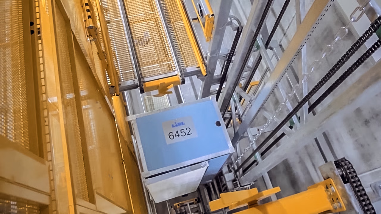 Filmy logistyka – produkcja filmów reklamowych dla TSL nawet od 2900 zł 2 Transport pojemników-lodówek w centrum dystrybucyjnym sieci marketów - cold chain logistyka