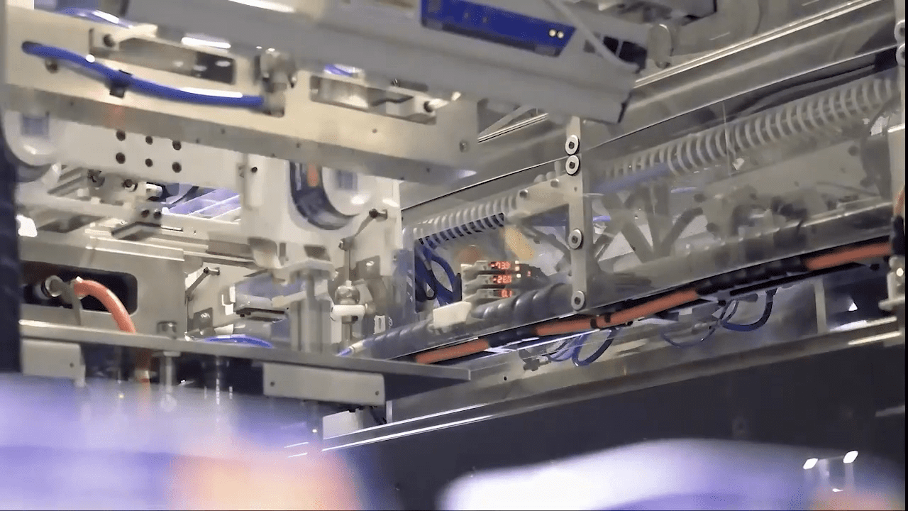 filmyreklamowe.com - produkcja filmów przemysłowych, wnętrze maszyny z robotem Fanuc w tle