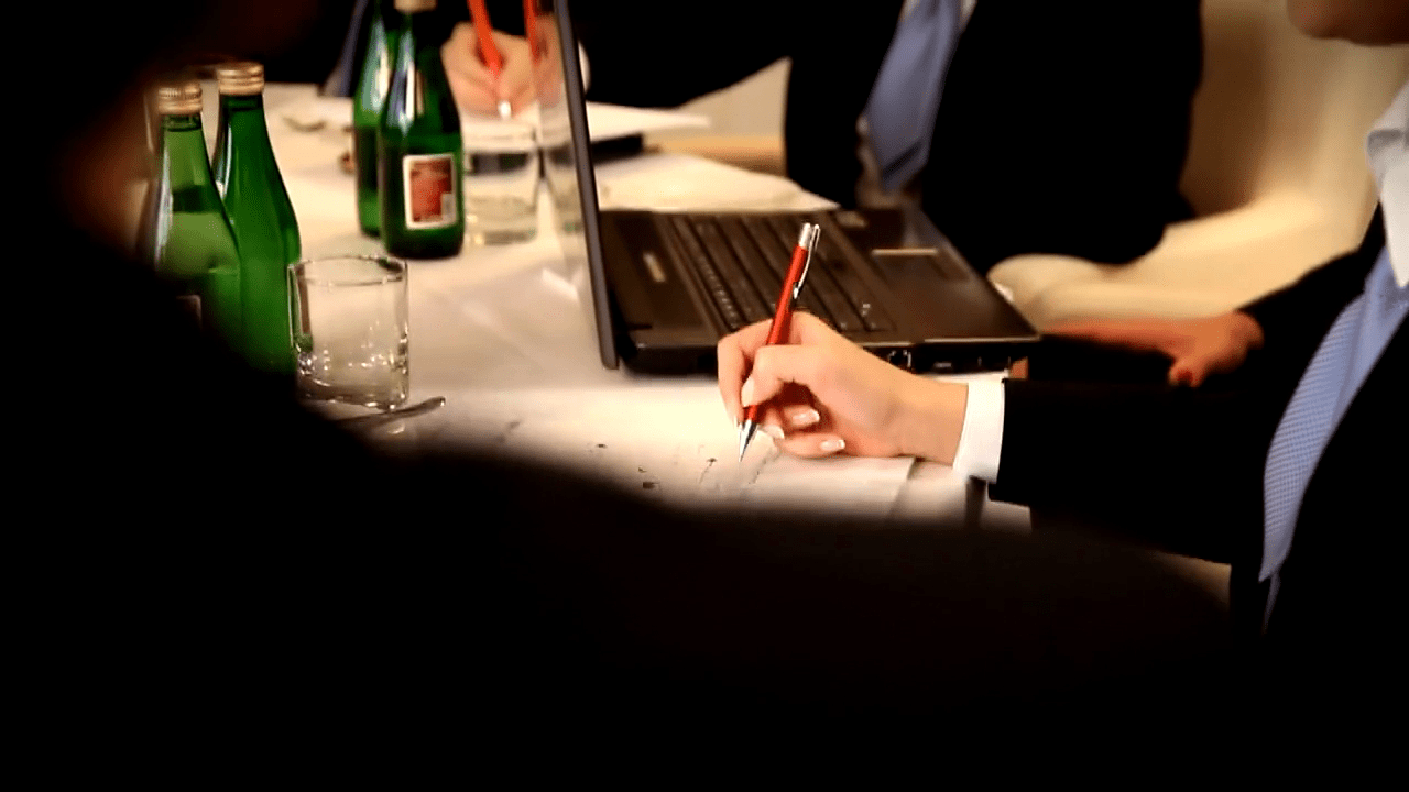 Film MICE dla hotelu – produkcja filmowa | filmyreklamowe.com 3 Stół konferencyjny w hotelu MICE – ustawienie teatr, wyposażenie techniczne, przygotowanie sali na event biznesowy
